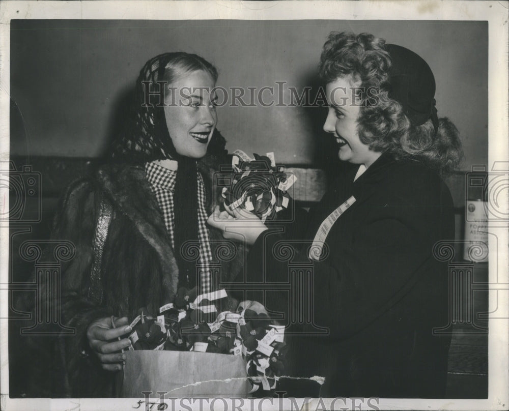 1945 Press Photo Buy Poppy Bouquet King Poppies Coat - Historic Images