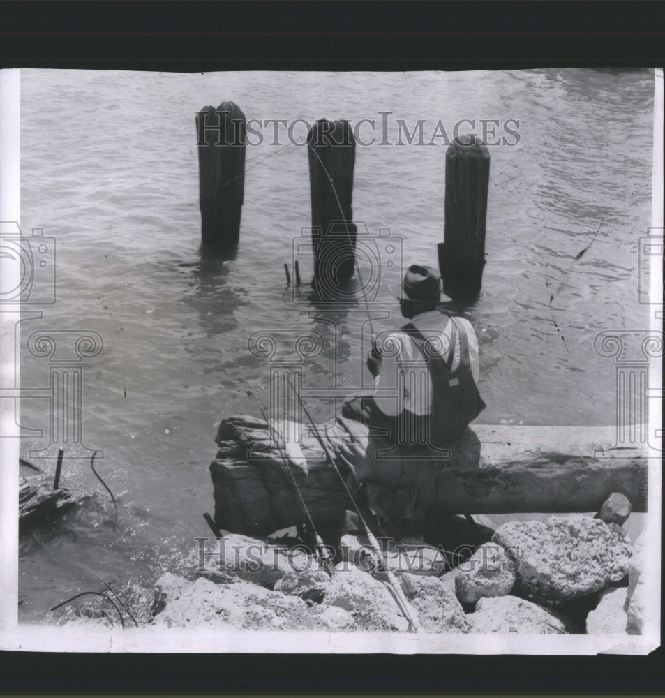 1957 Press Photo Fishing Detroit