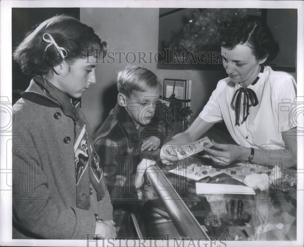 1953 Press Photo Crambrook School Students Toys