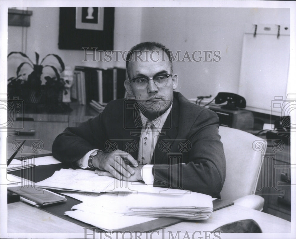 1959 Press Photo Dr. Richard Straith Surgeon