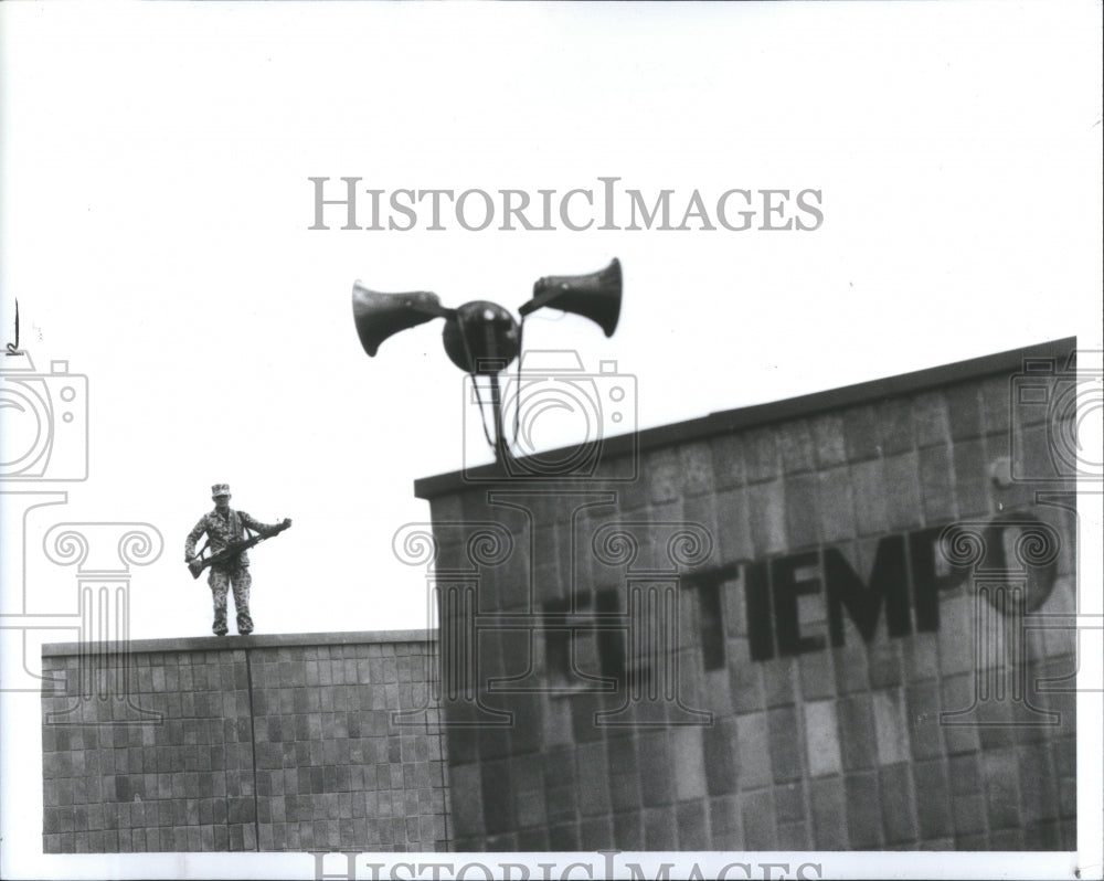 1990 Press Photo Miguel Maza Colombian Security Guards