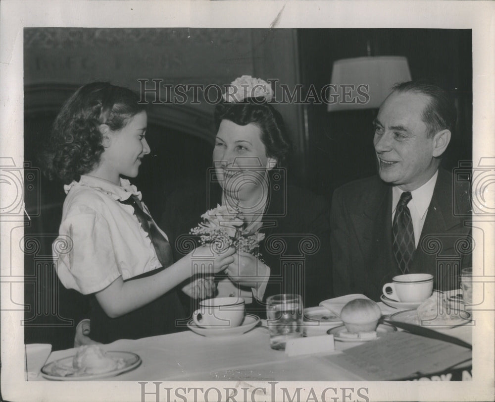 1946 Press Photo Marjorie Dasho, Mila White &amp; WW French