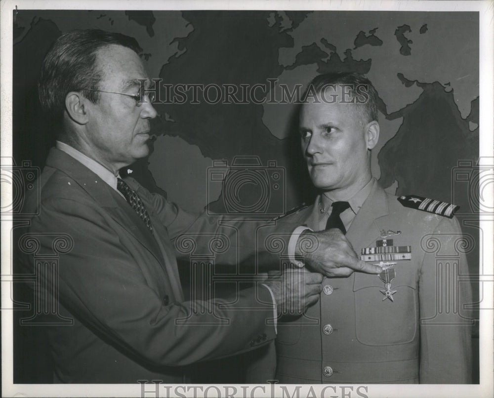 1945 Press Photo Captain D.C. White Awarded Bronze Star