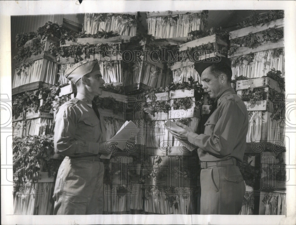 1941 Press Photo Major Shepherd Captain Pope Army Food