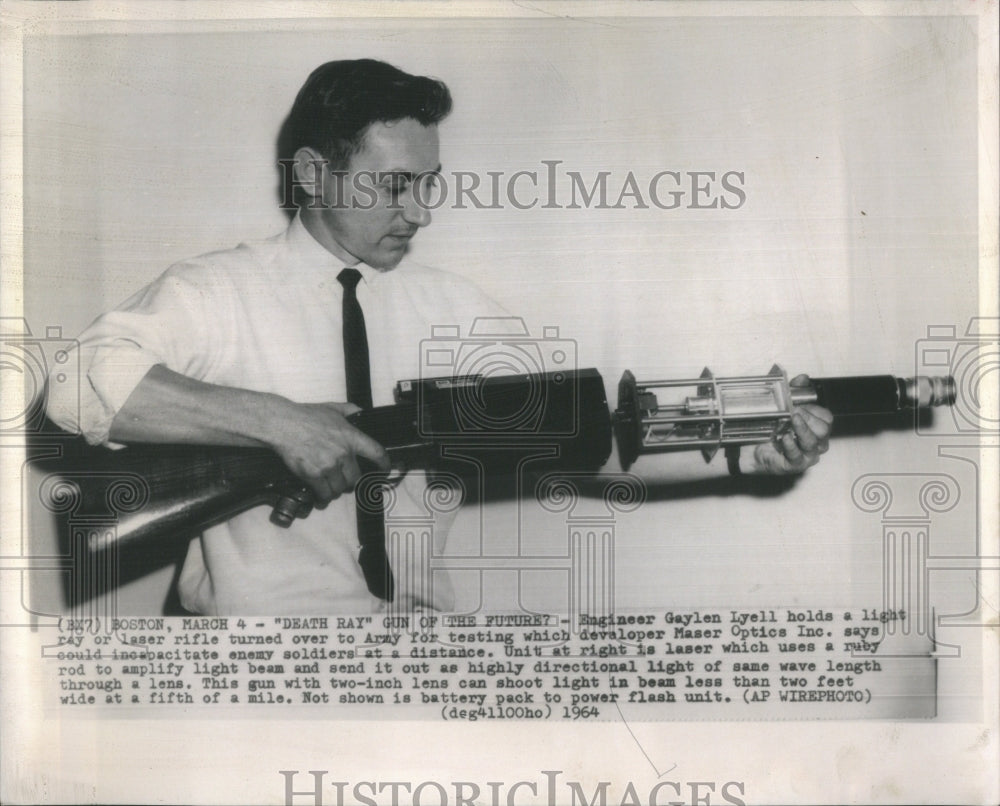 1964 Press Photo Engineer Gaylen Lyell Laser Rifle Army