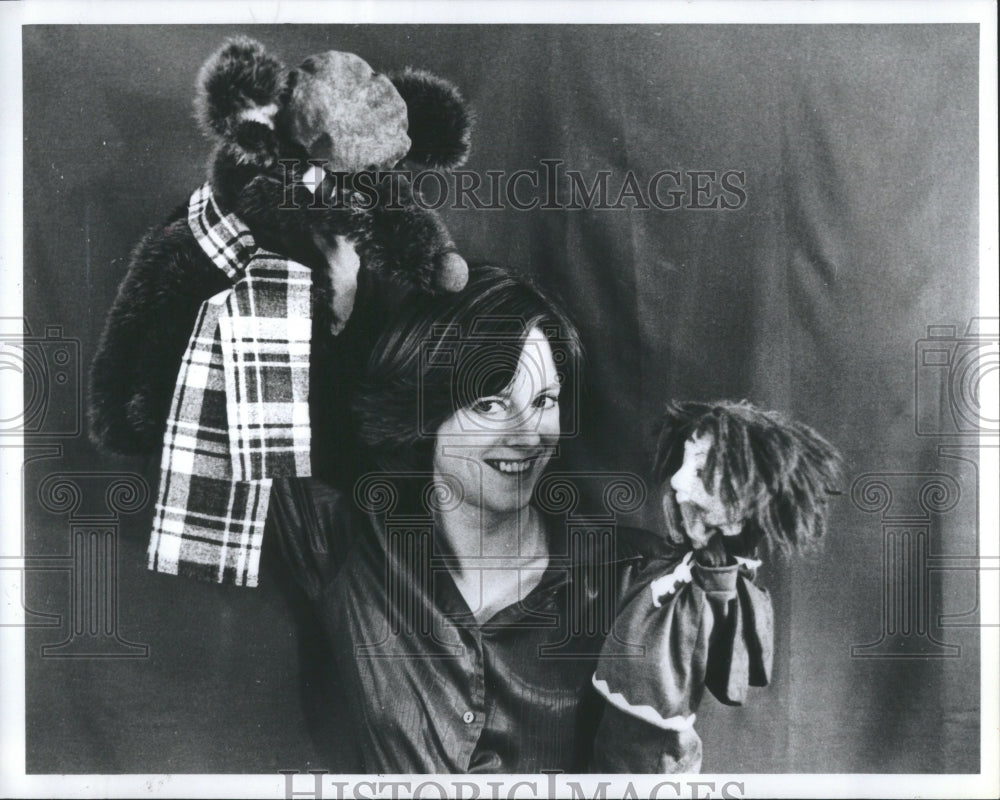 1983 Press Photo Ann Mesritz Puppeteer Plays