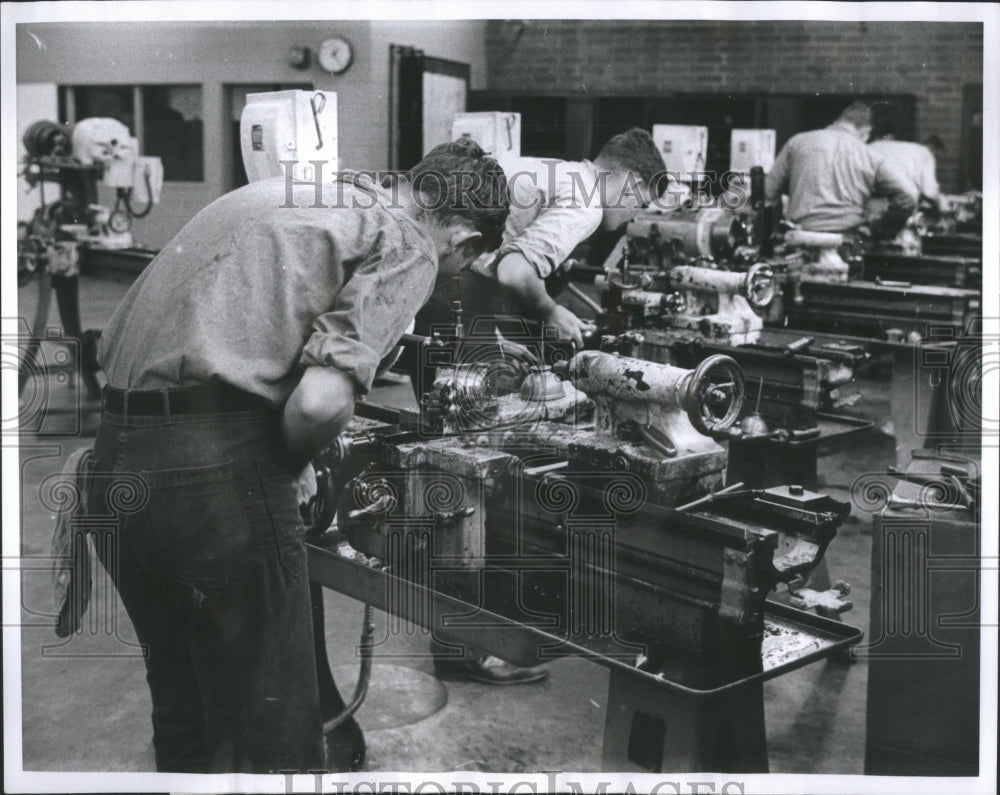 1967 Press Photo Middies Studing Enegineering Eqipped