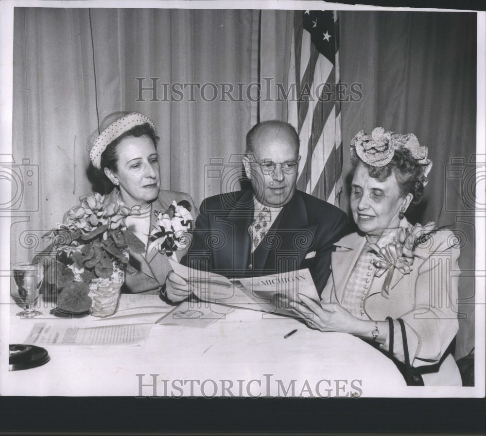 1952 Press Photo Mrs Zaio Woodford Judge Auther E. Moor