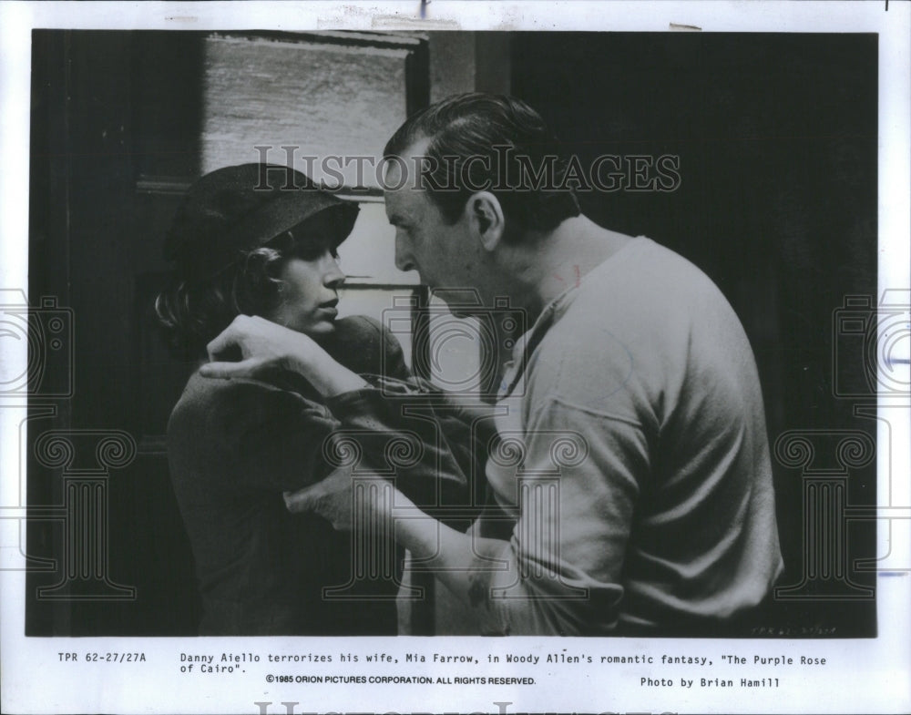 1985 Press Photo Danny Aiello Terrorizes Mia Farrow All