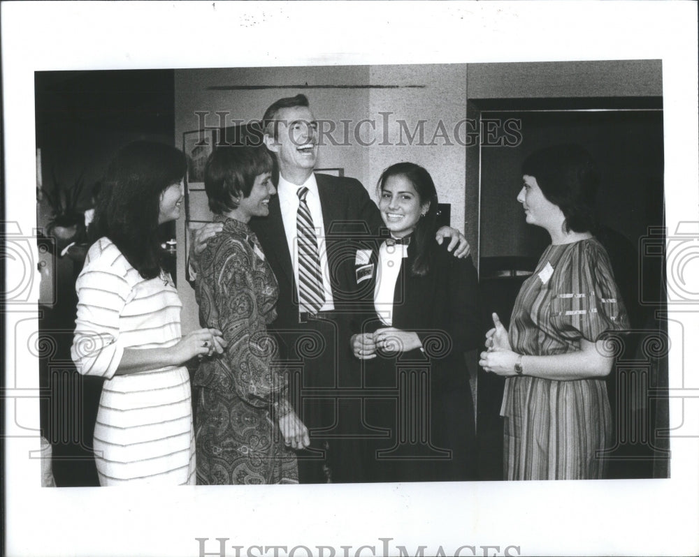 1989 Press Photo Ruppe Renaissance Club Family Polticia