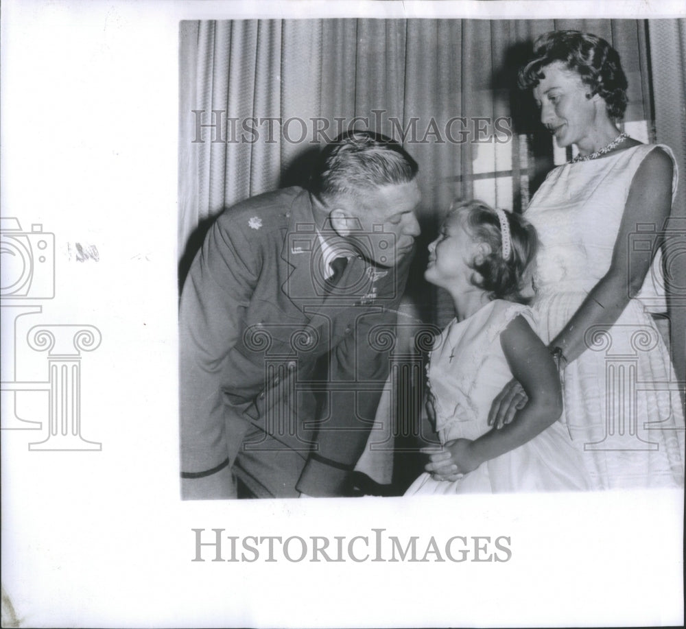 1963 Daddy Astronaut Kiss Daughter Cheri - Historic Images