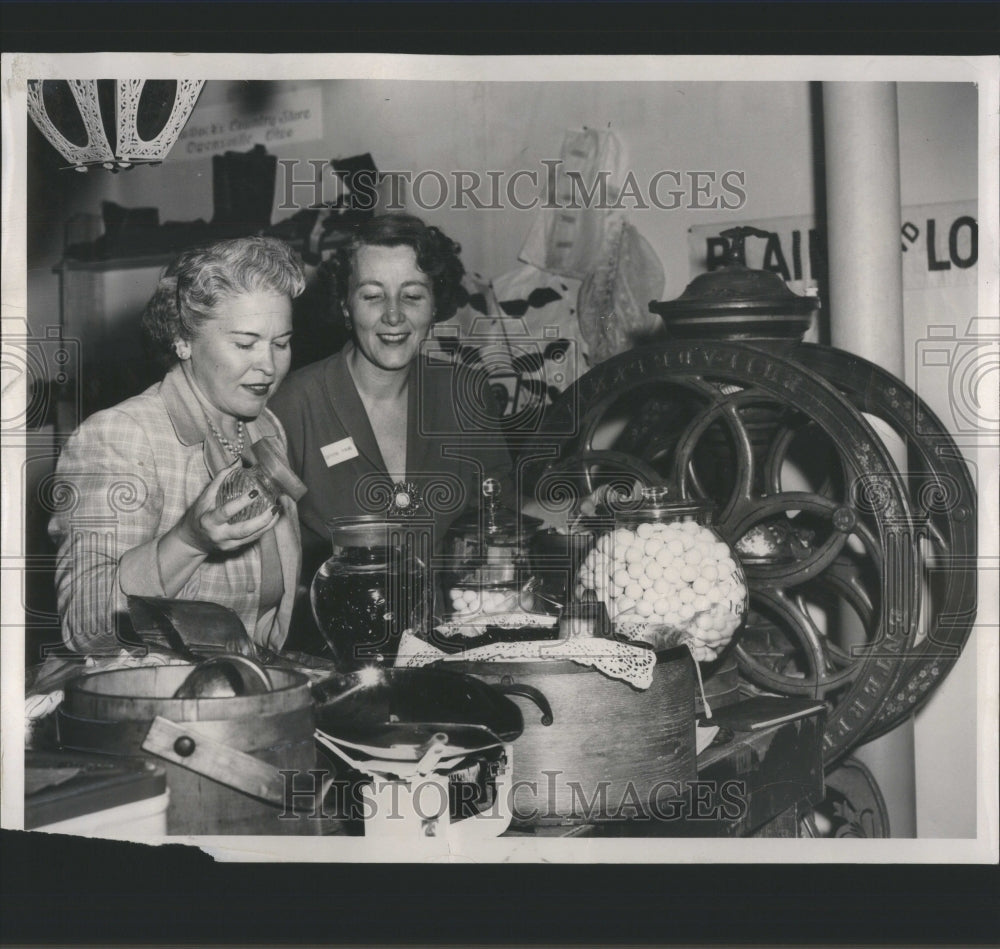 1950 Press Photo Mrs George T Trumbeull Food Bowls