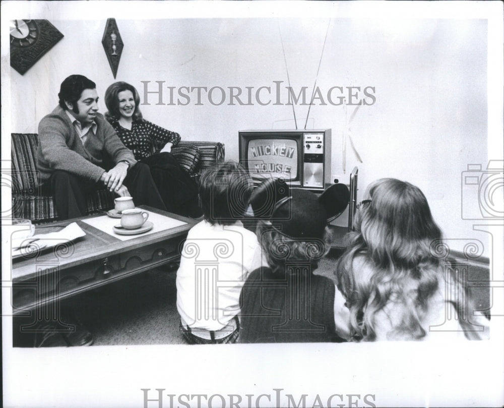 1975 Press Photo Pat Lynn Elizbeth 9 Arella Family War