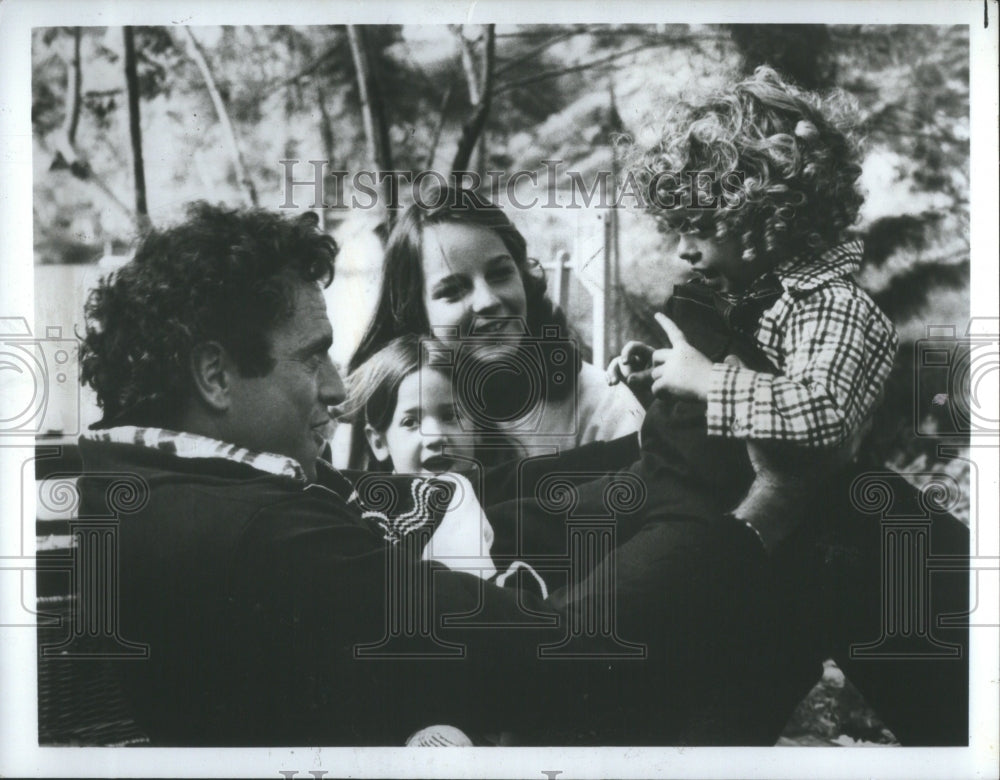 1981 Press Photo Kevin Dobson Melissa Howard Hunt Colin