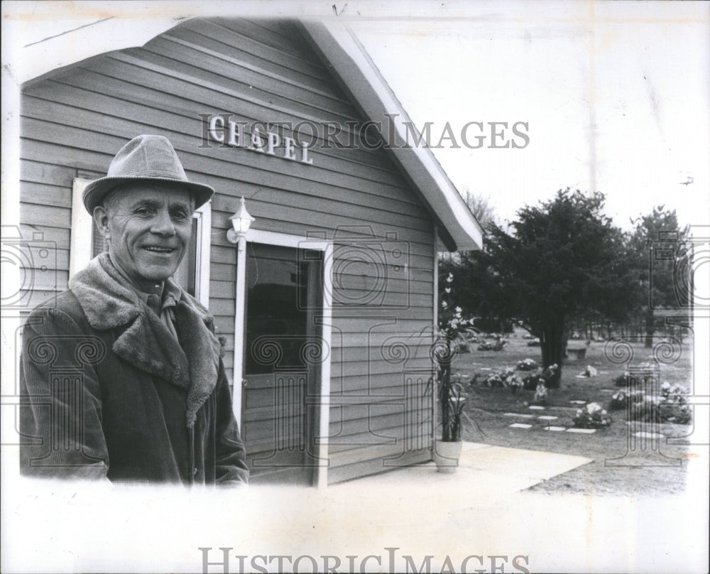 1978 Press Photo Fred Miller AAA Dog Cat Cemetry Chapa