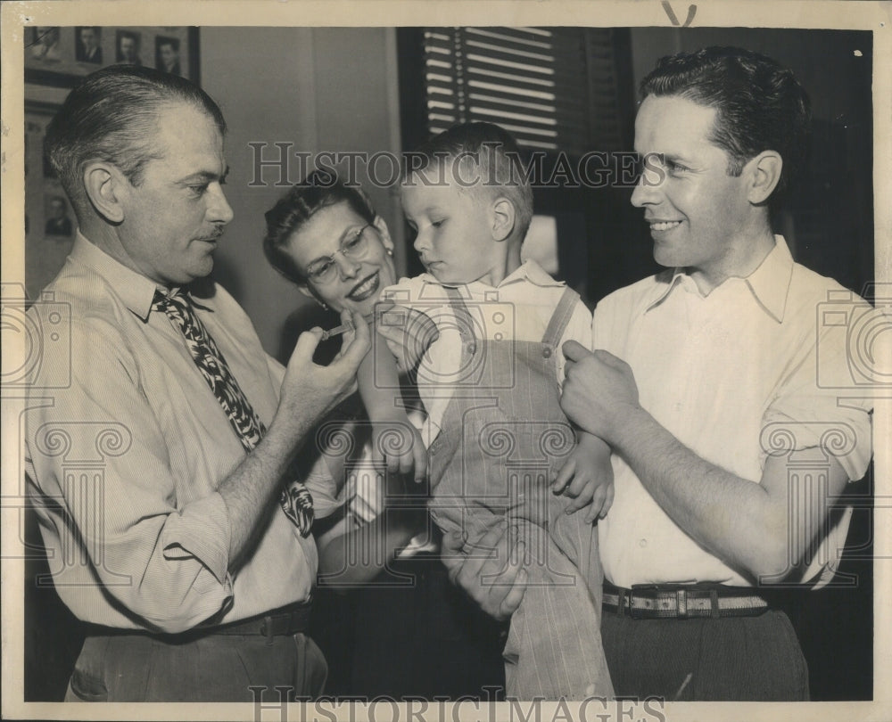 1947 Press Photo Dr RO Hughes John Peecla Typhoid Paren