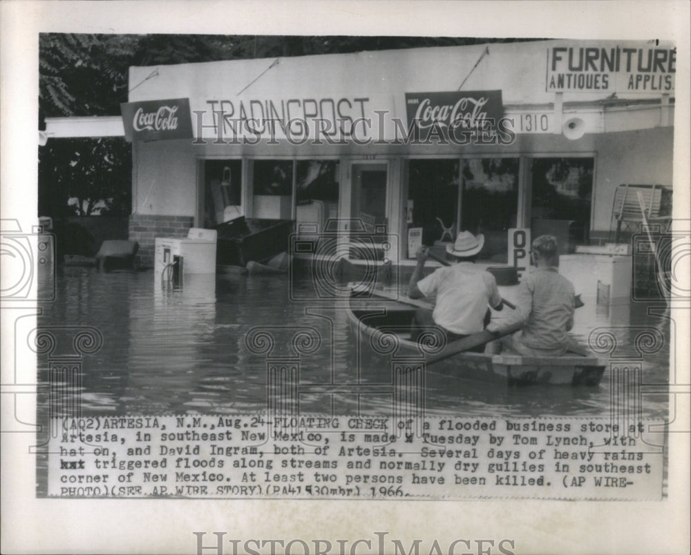 1966 Press Photo Tom Lynch David Ingram Floods Artesia