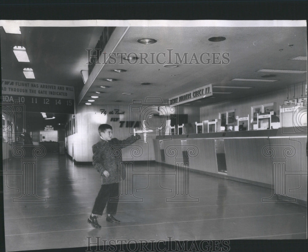 1958 Press Photo Vacant Wetting Room Plays Flys Plane