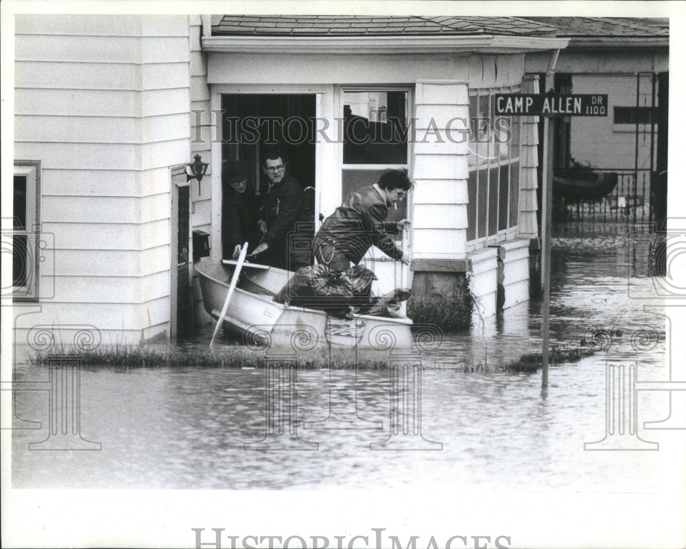 1982 Press Photo Street River Downtown Wayne Flood