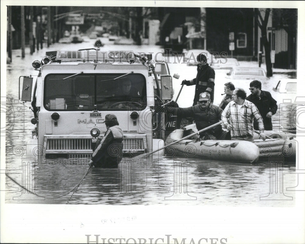 1982 Press Photo Fort Wayne Fire Department Truck Floo