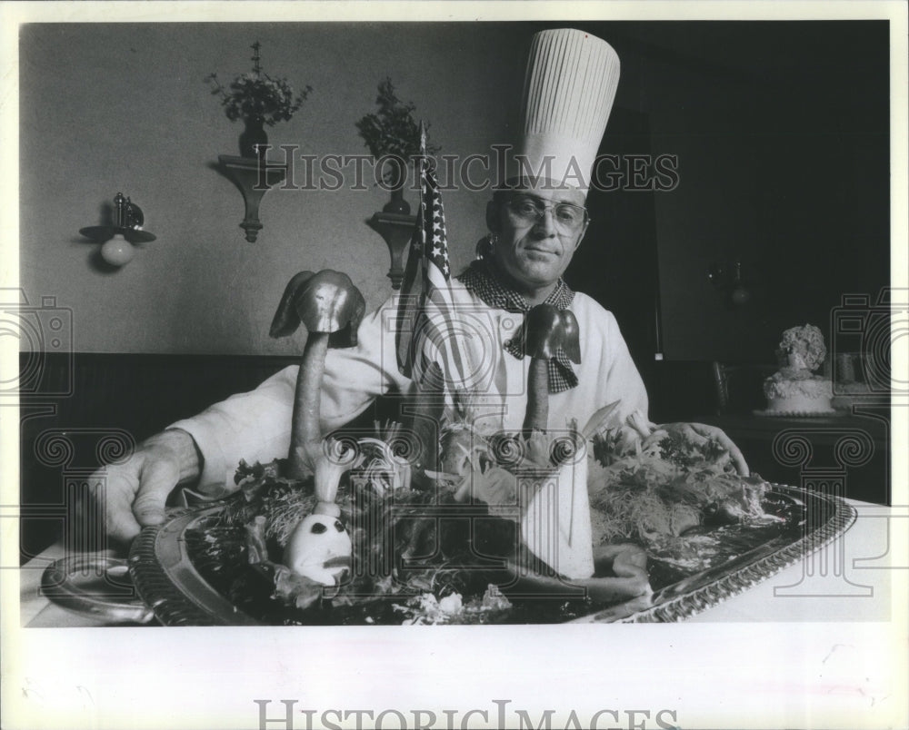 1983 Press Photo Chef Bill White Vegetables Food Carved