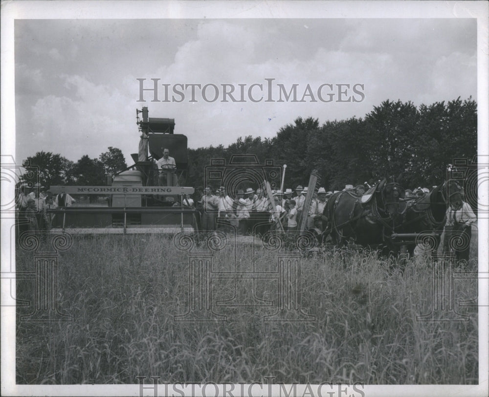 1946 Press Photo Cutting Wheat Fields Dorpper Michigan