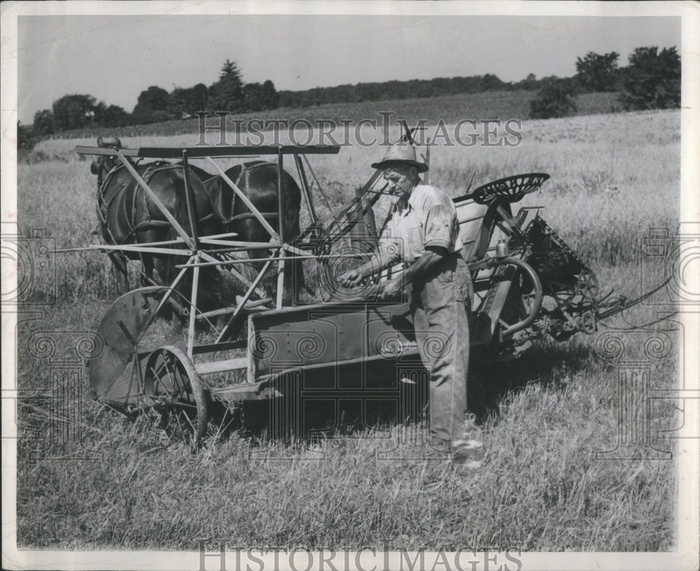 1947 Press Photo Charles Reader Oak Repair Leaf - Historic Images