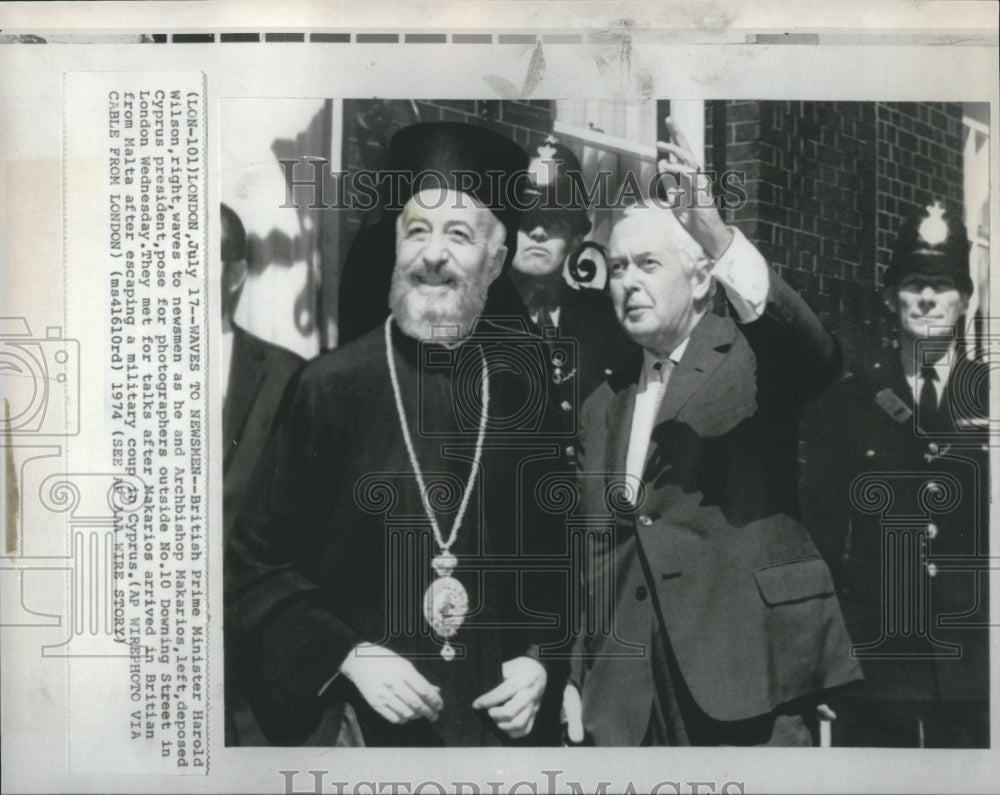 1974 Press Photo Waves to Newsmen British Prime Makario