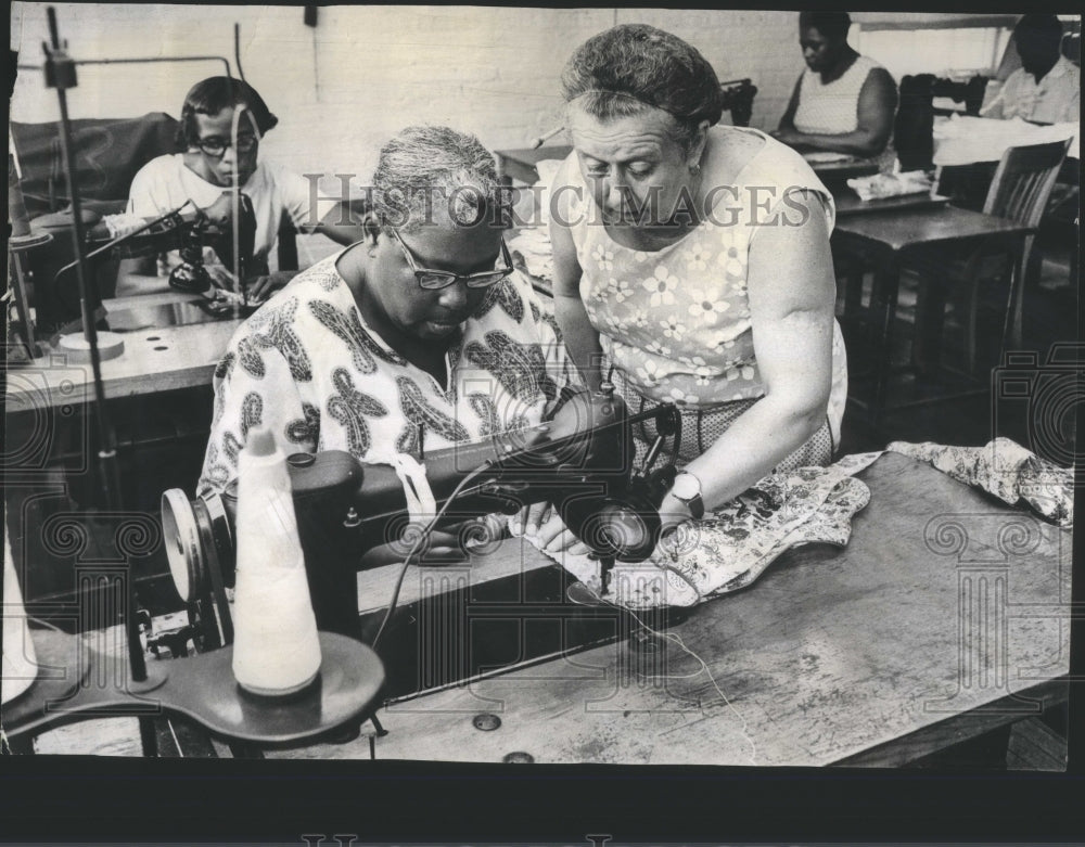 1967 Press Photo Rose Halver Sewing Class New Agency