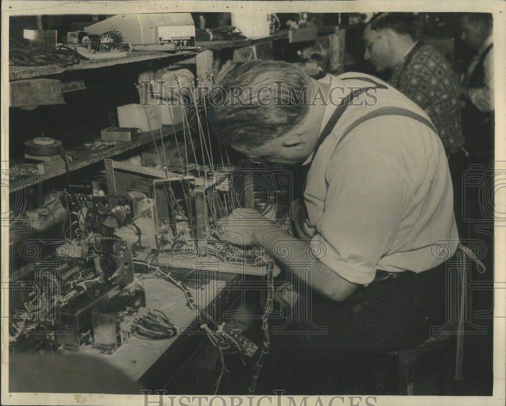 1940 Press Photo Coin Machine Industry