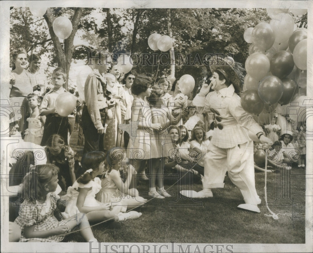 1947 Press Photo Koko does his stuff for the kids