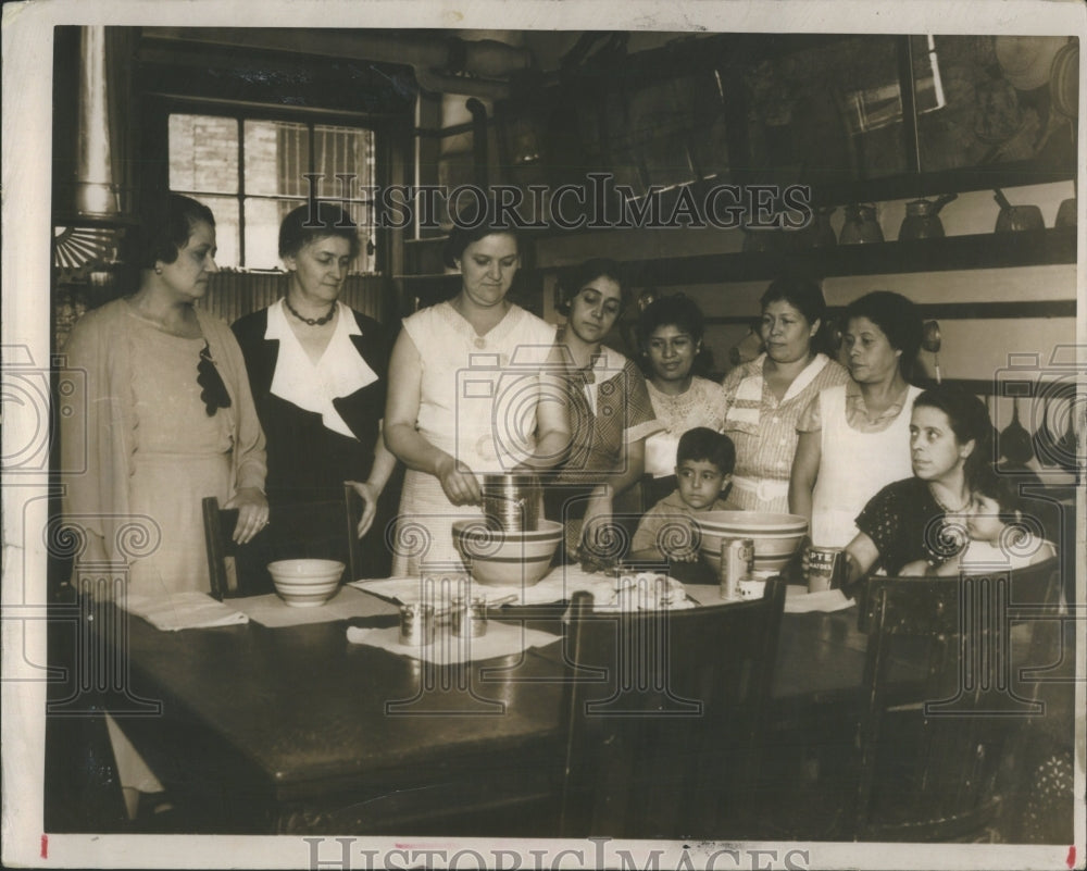 1935 Press Photo KF Rich Teaches Biscuit Cooking Class