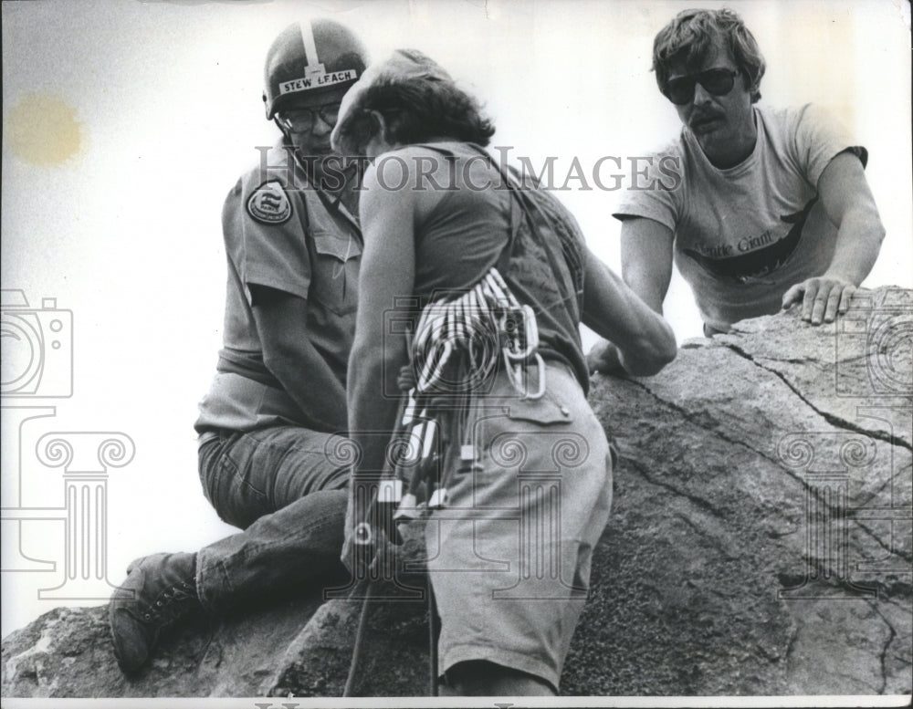 1978 Press Photo Governor Richard Lamm Climbs Rocks