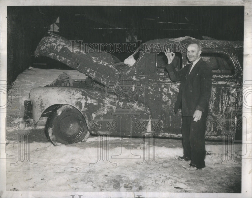 1947 Press Photo Ted Haase Chicago Cab Wrecked Van Bure