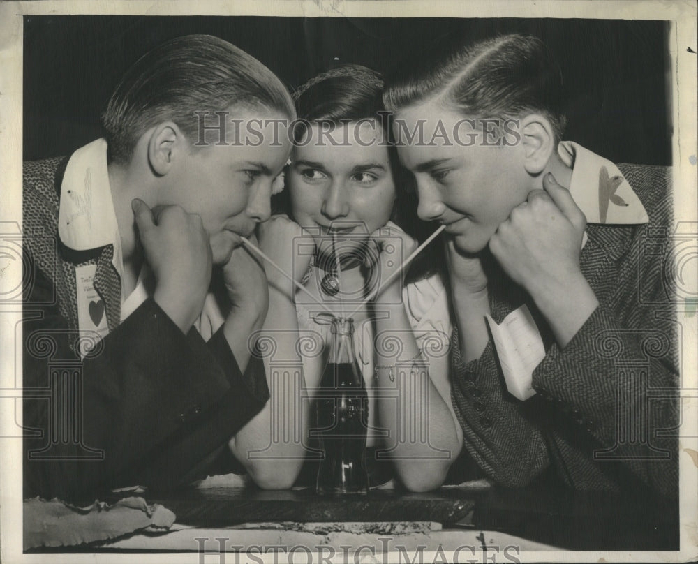 1945 Press Photo non-alcoholic beverage