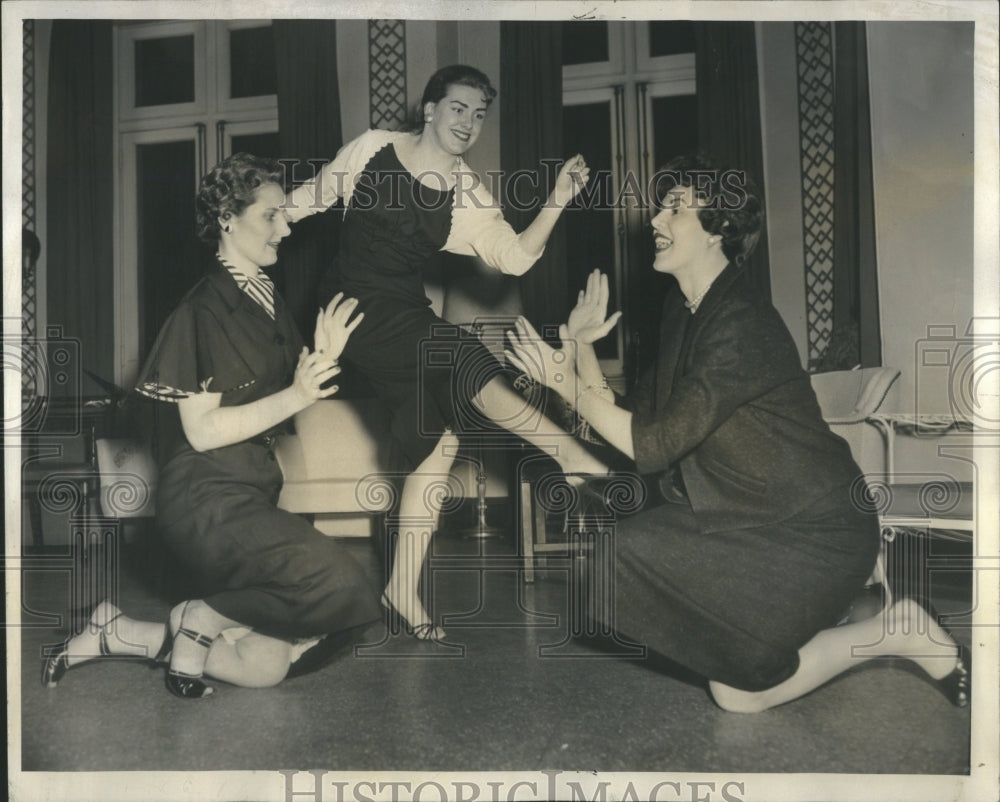 1957 Press Photo YWCA Bobbye Breil &amp; Katy Christensen