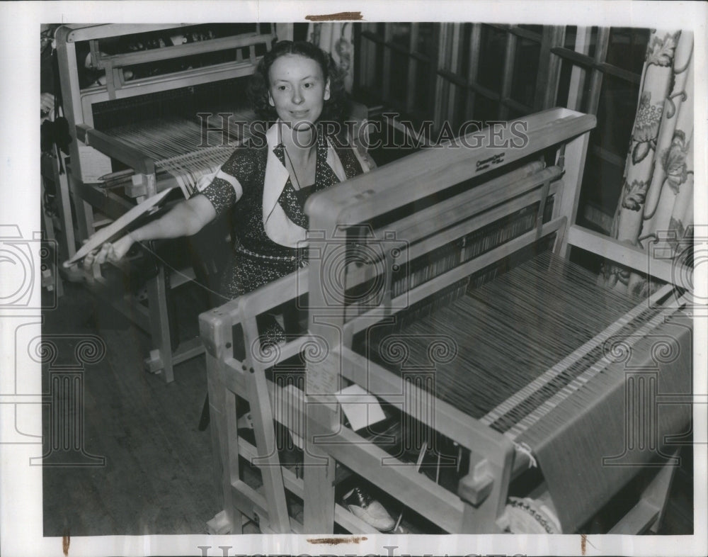 1938 Press Photo Shuttle Busy Little Hand Weaving Warp