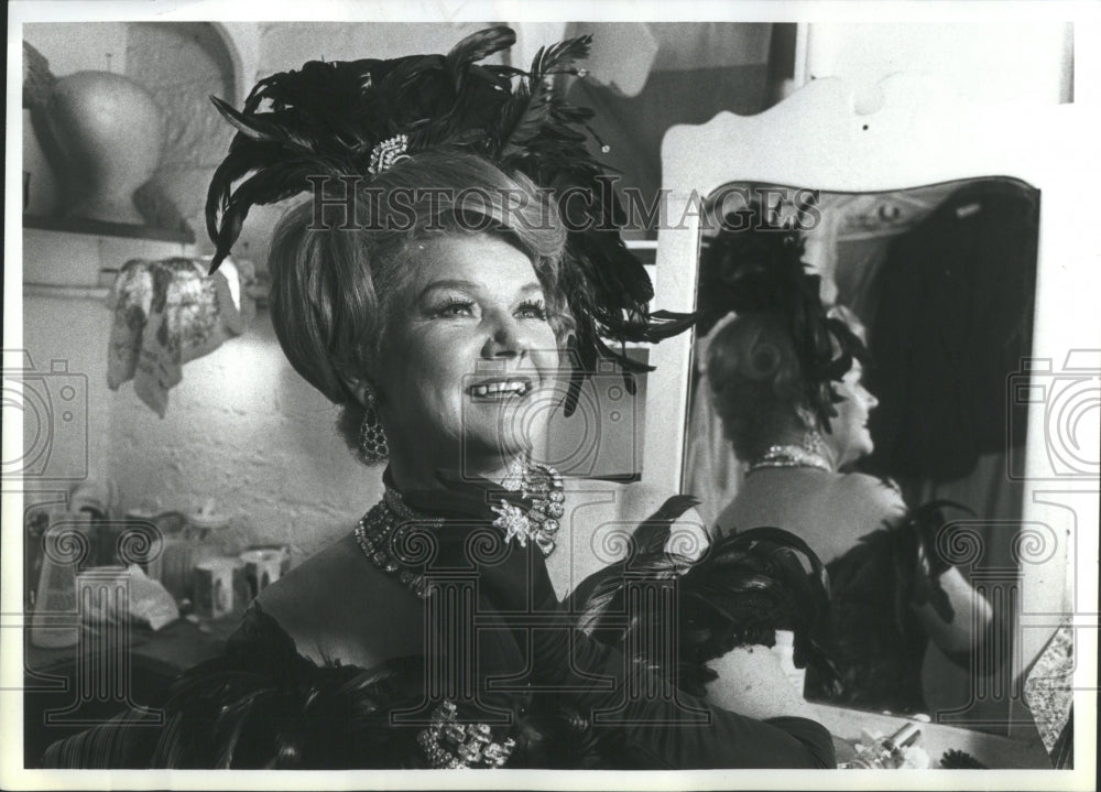 1980 Press Photo Singer Martha Wright,feather dress/hat