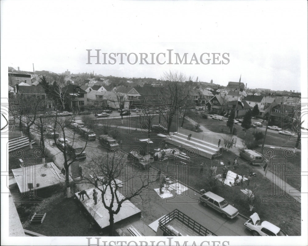 1989 Press Photo Outside Hamtramck&#39;s City Hall Bustle