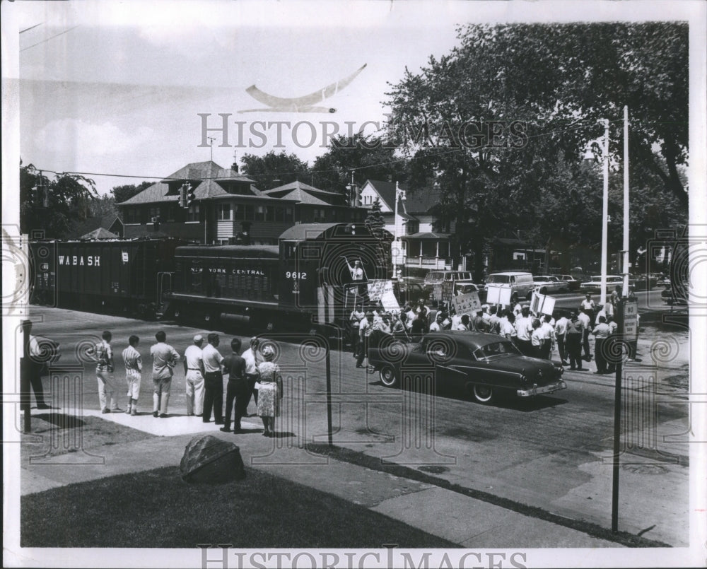 1965 Press Photo train is a connected series passenger