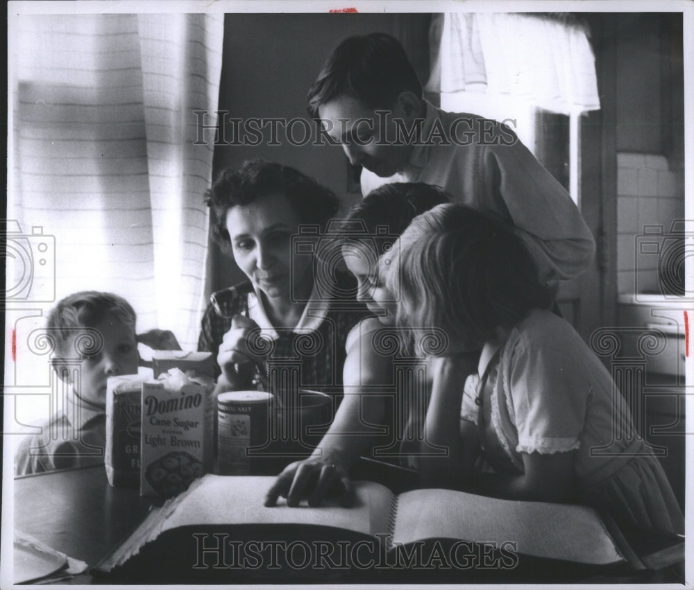 1957 Press Photo Robert D Mahoney Childern