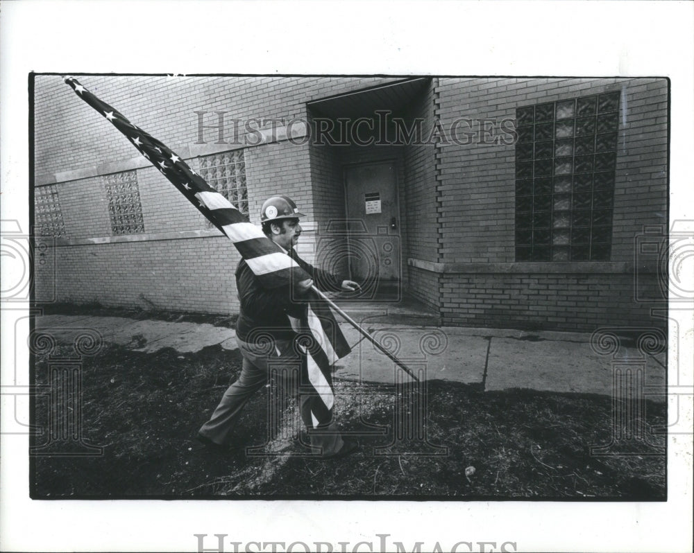 1982 Press Photo Mclouth steel worker carring flag