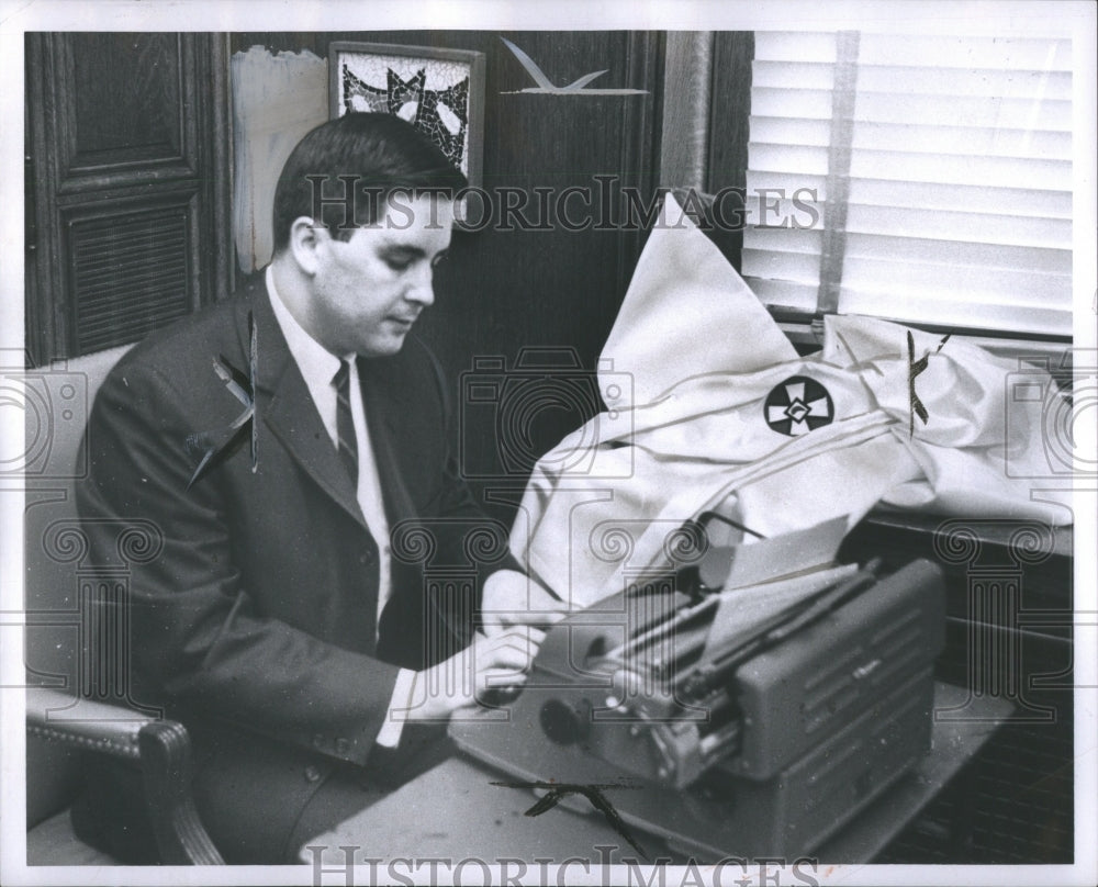 1967 Press Photo W. Maharry typing at his desk