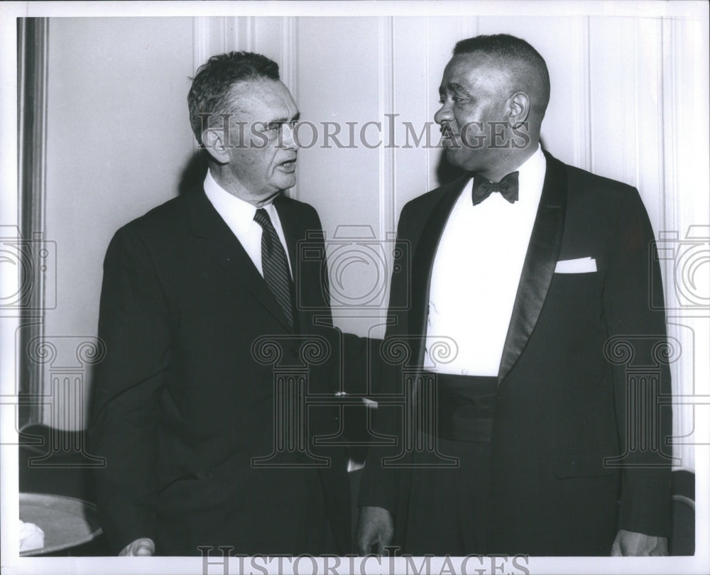 1966 Press Photo People Talking Together - Historic Images