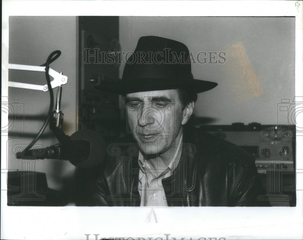 1989 Press Photo Tom McIntyre WWJ Radio Studio