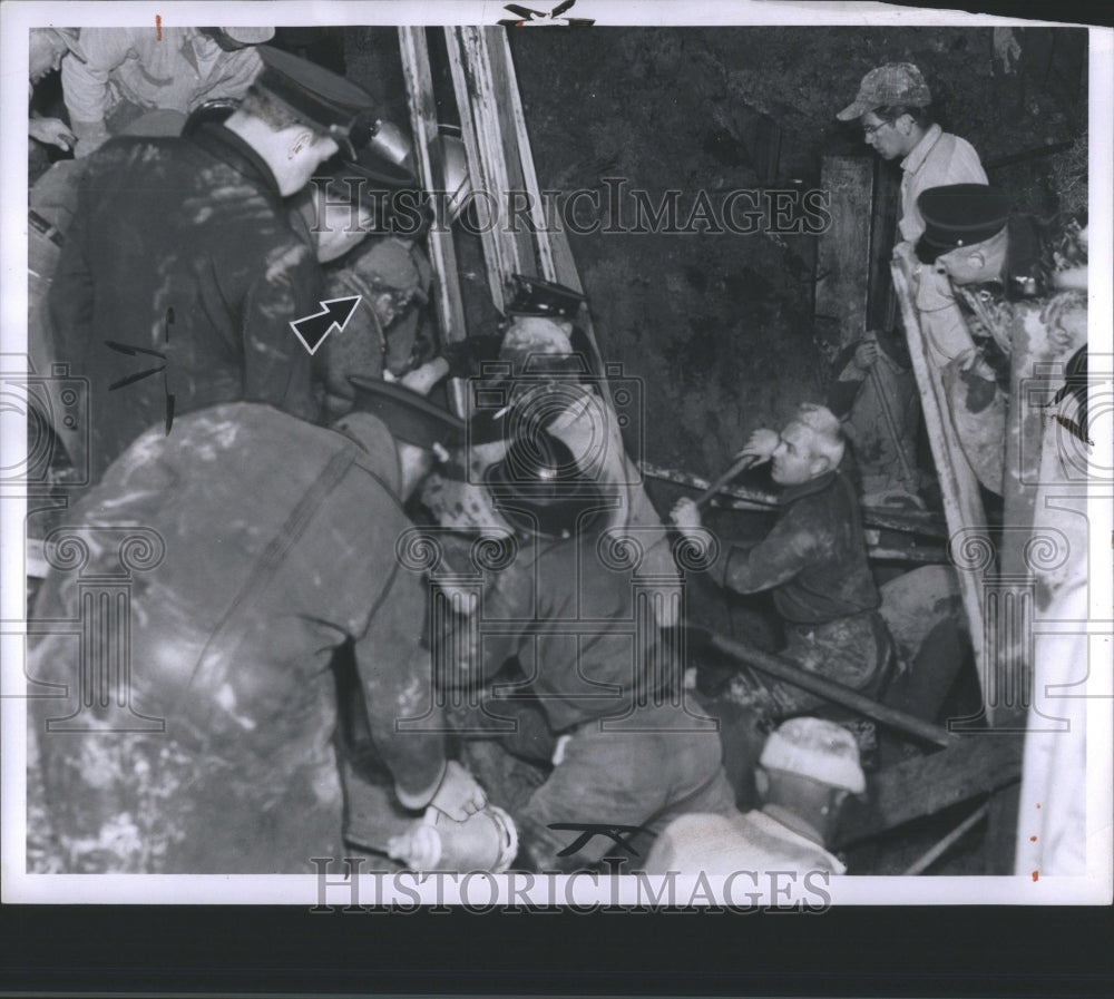 1956 Press Photo Fred Scott Freed From Cave-in