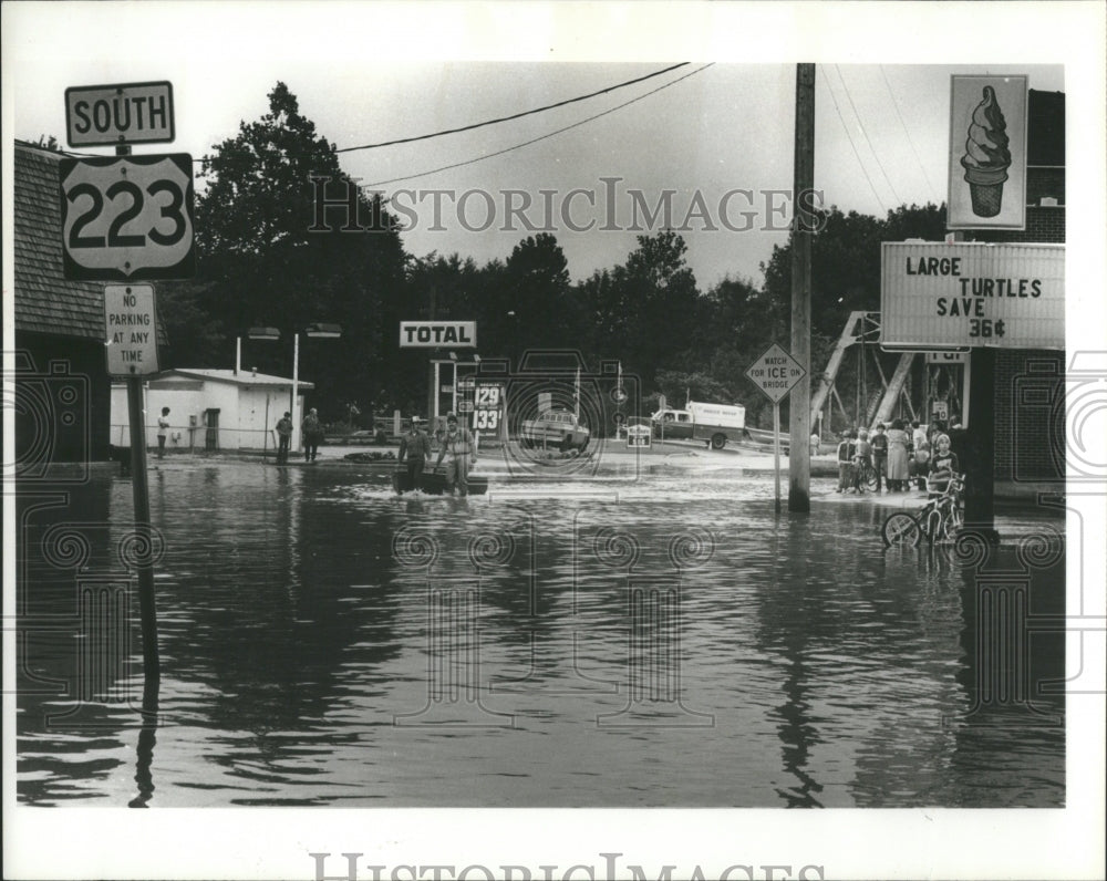 1981 Press Photo Flood Water Submerges