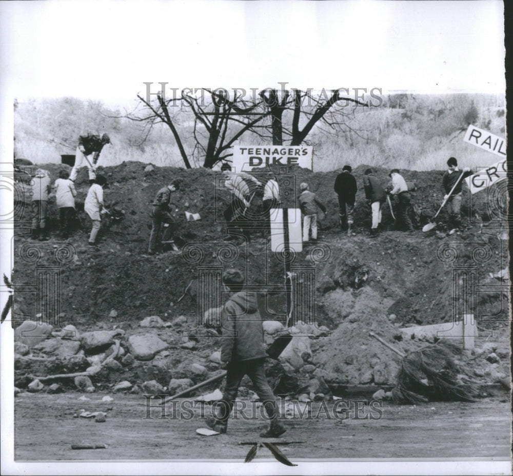 1965 Press Photo Volunteers Build Barrier Against Flood