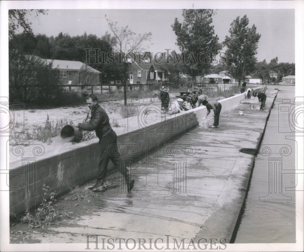 1952 Press Photo Neighborhood Paints Sea Wall