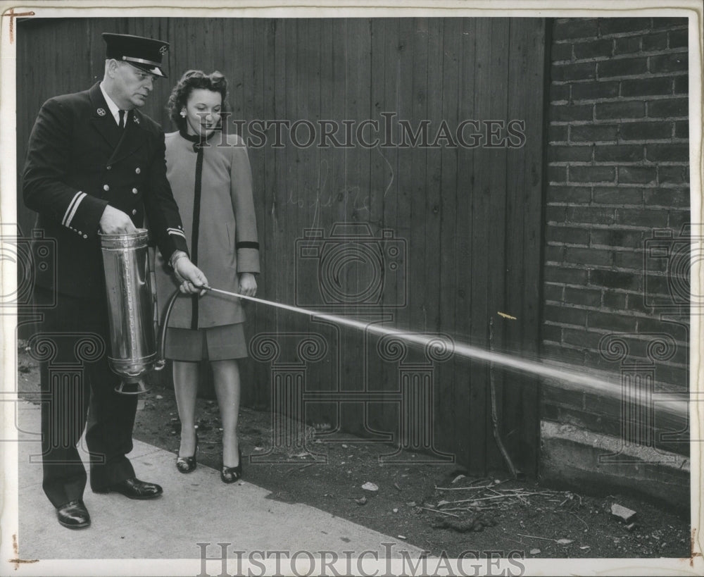 1947 Press Photo Fireman Edward Hall &amp; Delphine Glanek